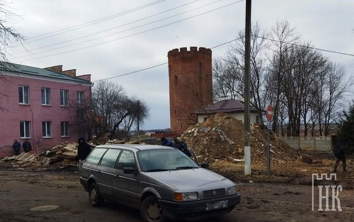 В Каменце идет снос старых бараков
