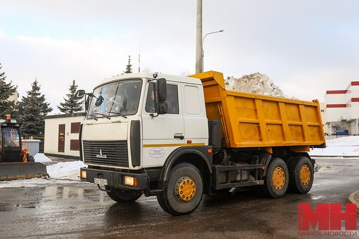 Приезжает в среднем по 70 машин снега в сутки. Как в столице плавят сугробы