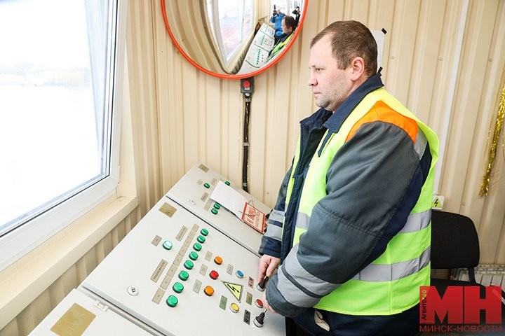 Приезжает в среднем по 70 машин снега в сутки. Как в столице плавят сугробы