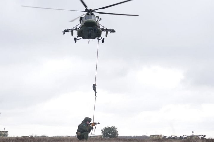 Под Брестом военные отработали элементы беспрашютного десантирования