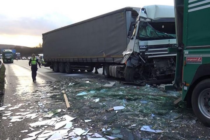 В Германии белорусский дальнобойщик попал в ДТП с тоннами разбитого стекла