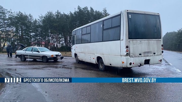 В Брестском районе произошло столкновение автобуса и легковушки.