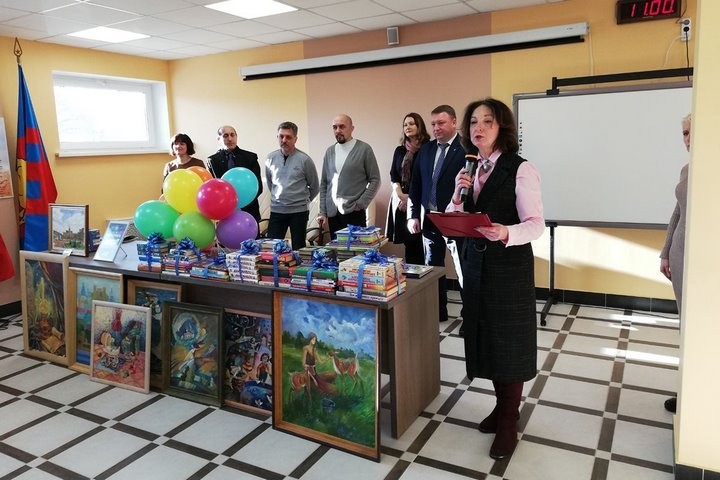 Брестчане подарили детской областной больнице книги и картины