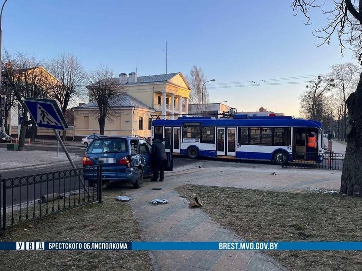 В Бресте легковушка столкнулась с троллейбусом