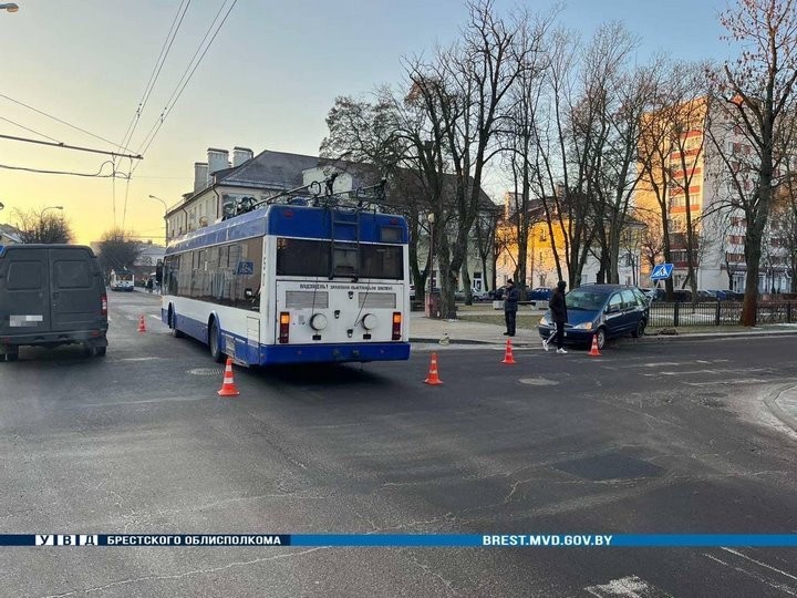 В Бресте легковушка столкнулась с троллейбусом