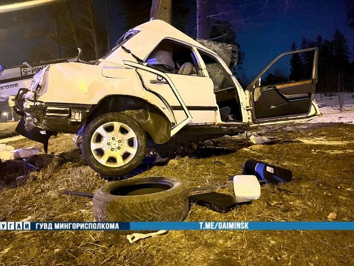 Mercedes разорвало на части от удара о дерево, водитель погиб. Страшное ДТП произошло в Минске