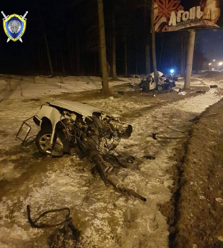 Mercedes разорвало на части от удара о дерево, водитель погиб. Страшное ДТП произошло в Минске