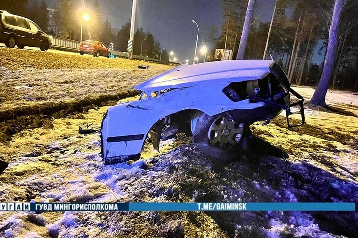 Mercedes разорвало на части от удара о дерево, водитель погиб. Страшное ДТП произошло в Минске