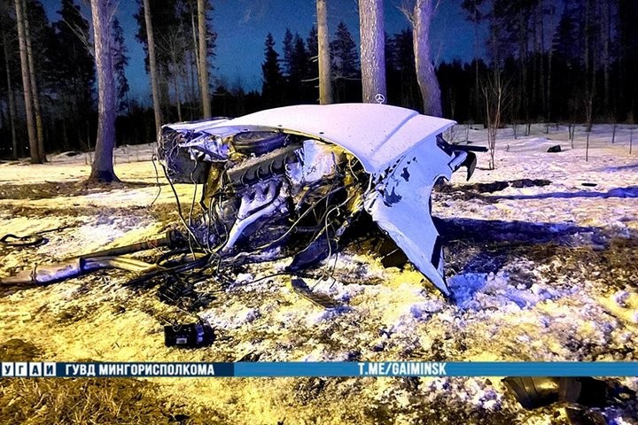Mercedes разорвало на части от удара о дерево, водитель погиб. Страшное ДТП произошло в Минске