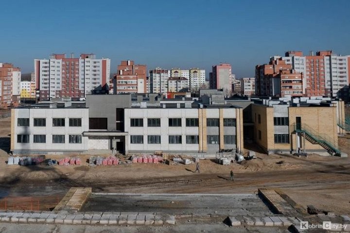 В Кобрине завершается строительство детского сада-начальной школы