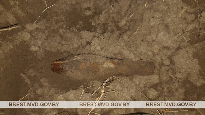 Житель Кобринского района нашел на своем участке артиллерийский снаряд времен войны