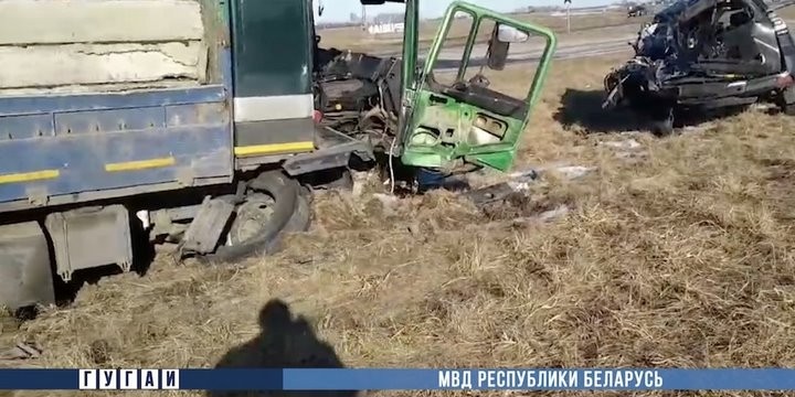 Большегруз наехал на легковушки, стоявшие на обочине дороги. Один человек погиб