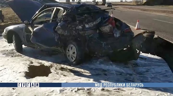 Большегруз наехал на легковушки, стоявшие на обочине дороги. Один человек погиб