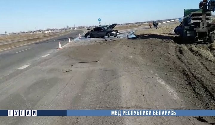 Большегруз наехал на легковушки, стоявшие на обочине дороги. Один человек погиб