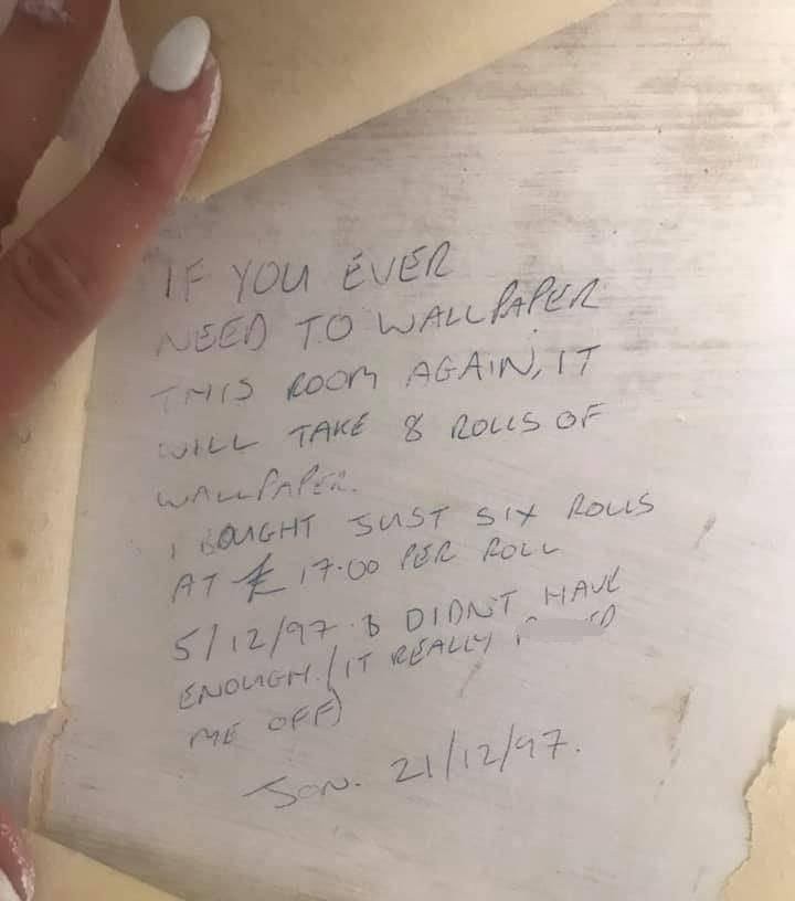 Девушка решила переклеить обои в комнате и нашла необычное послание от бывших хозяев дома
