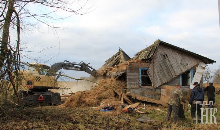 Как идет снос пустующих домов в деревнях Каменецкого района
