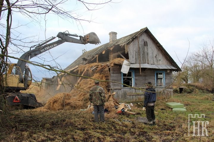Как идет снос пустующих домов в деревнях Каменецкого района