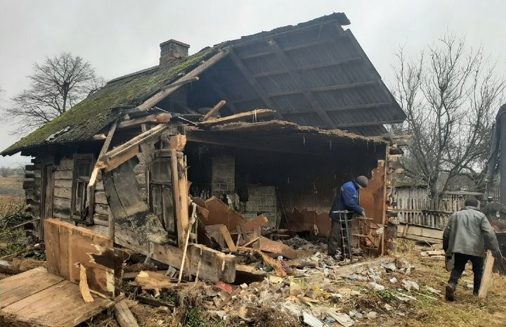 Как идет снос пустующих домов в деревнях Каменецкого района