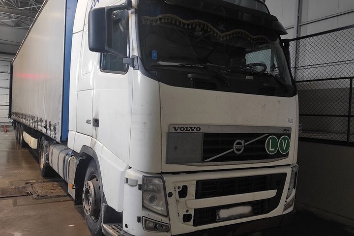 Пустая по документам фура оказалась не такой уж пустой – вот сколько сигарет нашли в полуприцепе