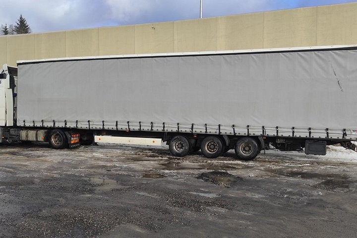 Пустая по документам фура оказалась не такой уж пустой – вот сколько сигарет нашли в полуприцепе