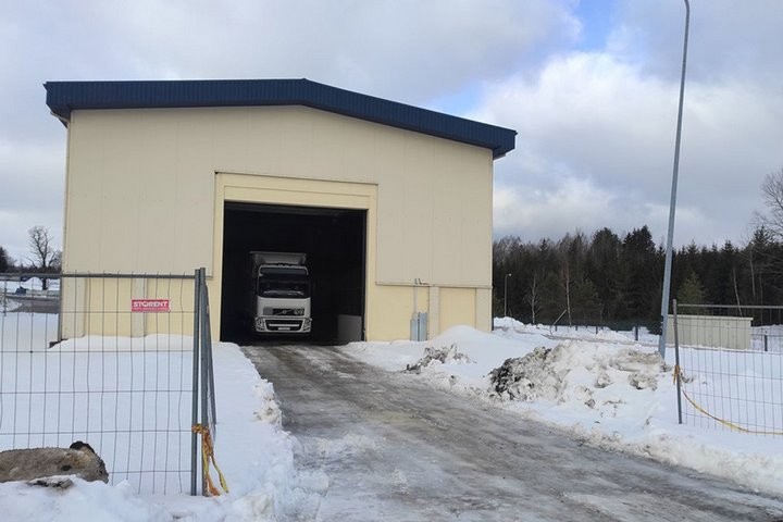 Пустая по документам фура оказалась не такой уж пустой – вот сколько сигарет нашли в полуприцепе