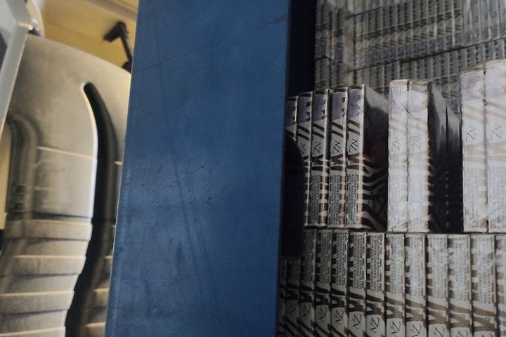 Пустая по документам фура оказалась не такой уж пустой – вот сколько сигарет нашли в полуприцепе