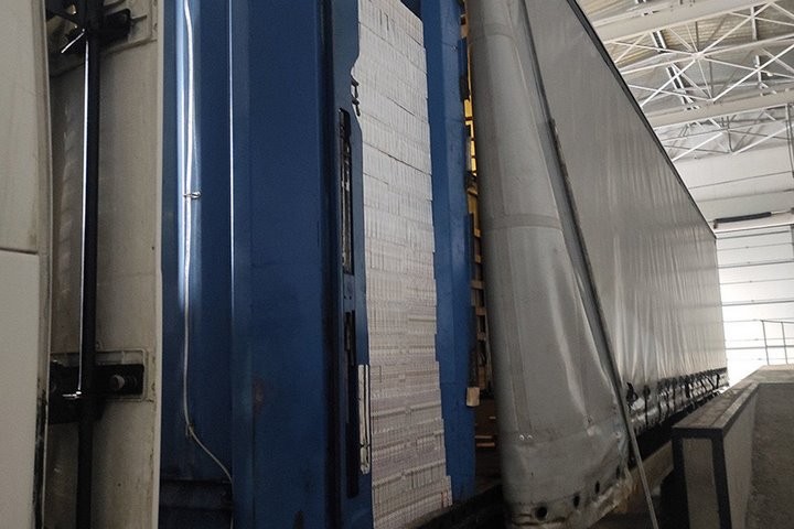 Пустая по документам фура оказалась не такой уж пустой – вот сколько сигарет нашли в полуприцепе