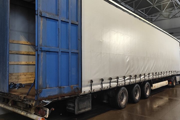 Пустая по документам фура оказалась не такой уж пустой – вот сколько сигарет нашли в полуприцепе