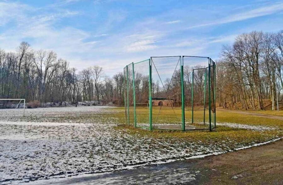 Встретились зима и весна. В парке в Высоком можно застать обе поры года (Брестская область)