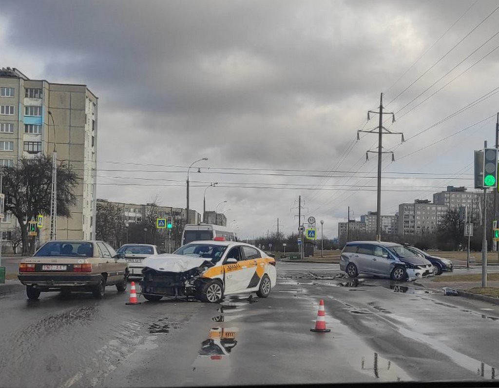 В Бресте столкнулись такси и легковушка, есть пострадавшие