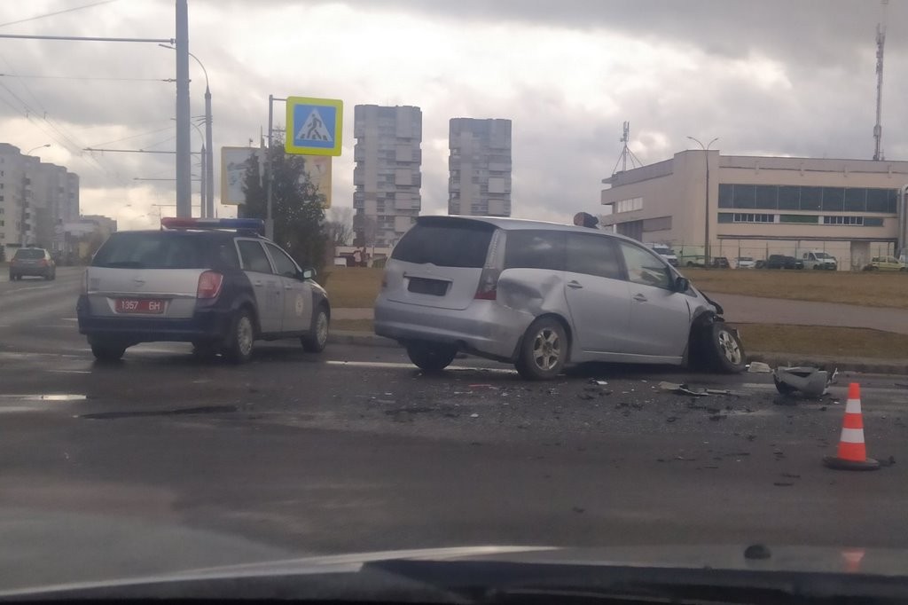 В Бресте столкнулись такси и легковушка, есть пострадавшие
