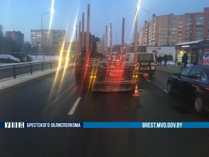 Массовое ДТП с лесовозом произошло в Пинске