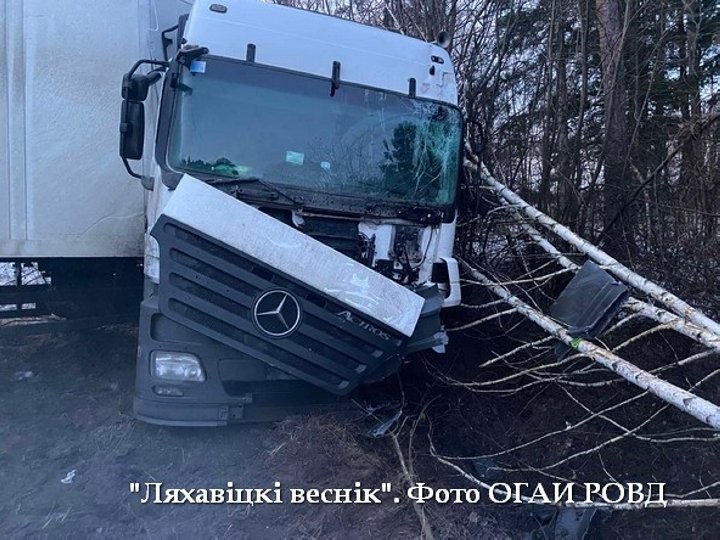 В Ляховичском районе фура съехала в кювет