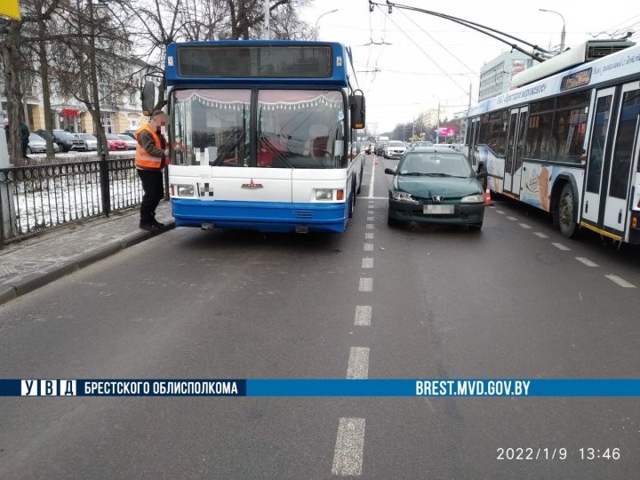 В центре Бреста «Пежо» столкнулся с троллейбусом
