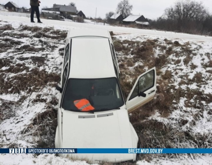 В Березовском районе автоледи съехала в мелиоративный канал