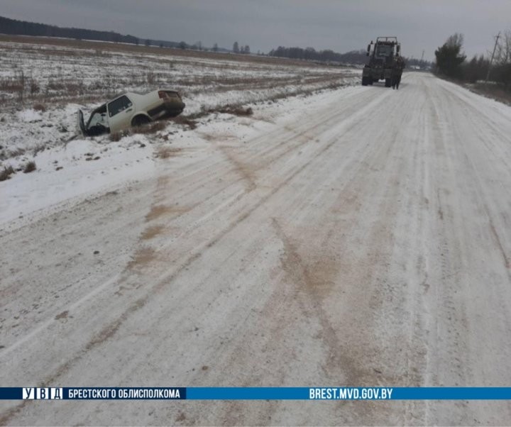 В Березовском районе автоледи съехала в мелиоративный канал