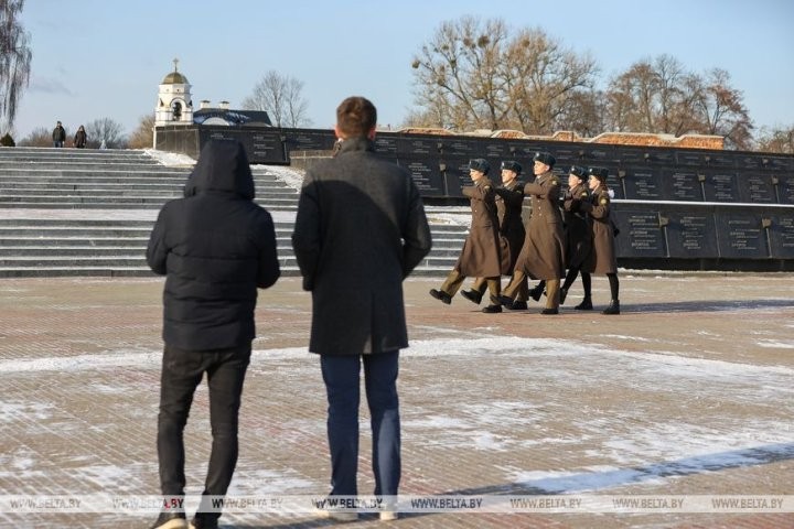 Без выходных и праздников: почти 50 лет школьники несут Вахту Памяти в Брестской крепости