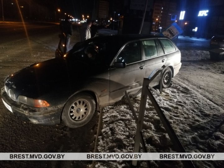 Пьяный 17-летний парень на BMW устроил ночное ДТП в Кобрине