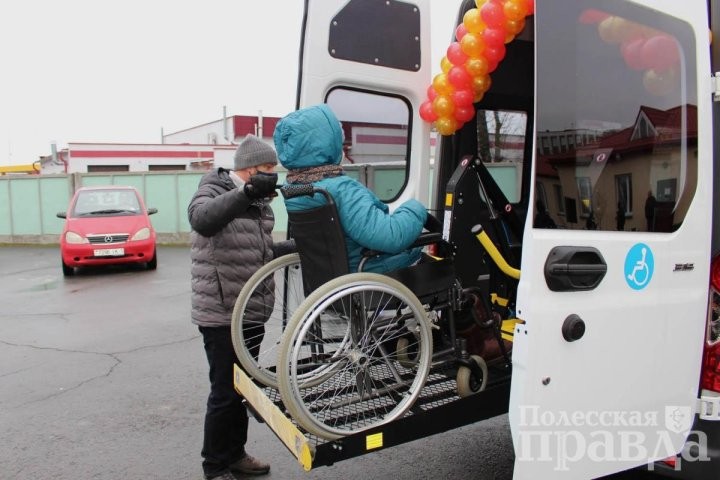Новый автомобиль для людей с инвалидностью получила социальная служба Пинского района