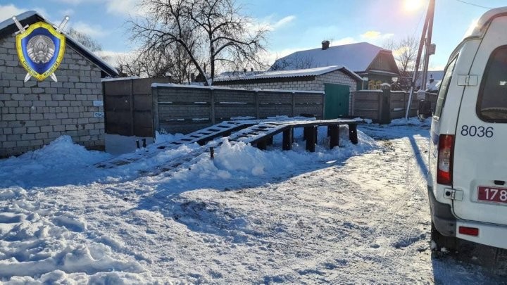 12-летний ребенок спрыгнул в снег с эстакады и травмировал ногу