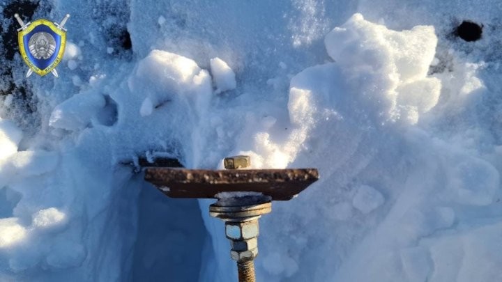 12-летний ребенок спрыгнул в снег с эстакады и травмировал ногу