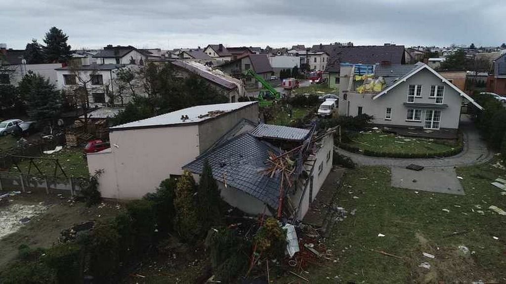 Буря в Польше крушила дома и уронила кран на стройке. Есть погибшие