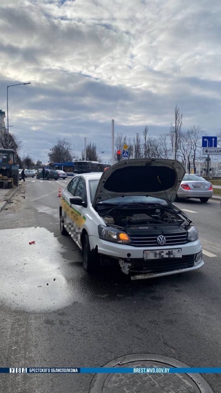 В Бресте на Орджоникидзе такси попало в ДТП