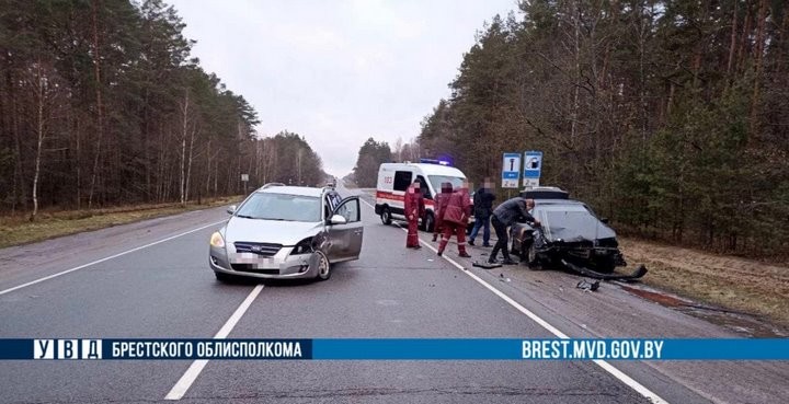 В Брестской области 21-летний водитель BMW врезался в KIA