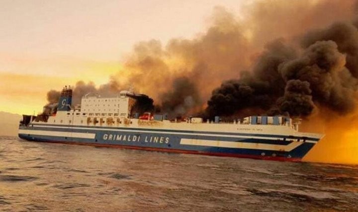 У берегов Греции горел итальянский паром. На борту было четыре белоруса