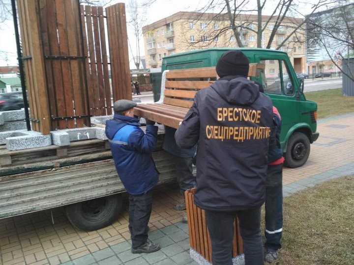 Очередная группа новых скамеек появилась на проспекте Машерова в Бресте