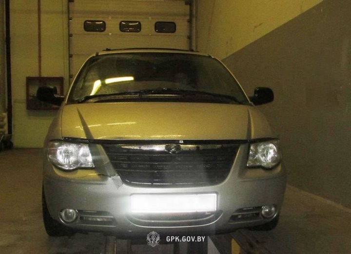 Россиянин купил в Литве Chrysler. На белорусской границе машину задержали