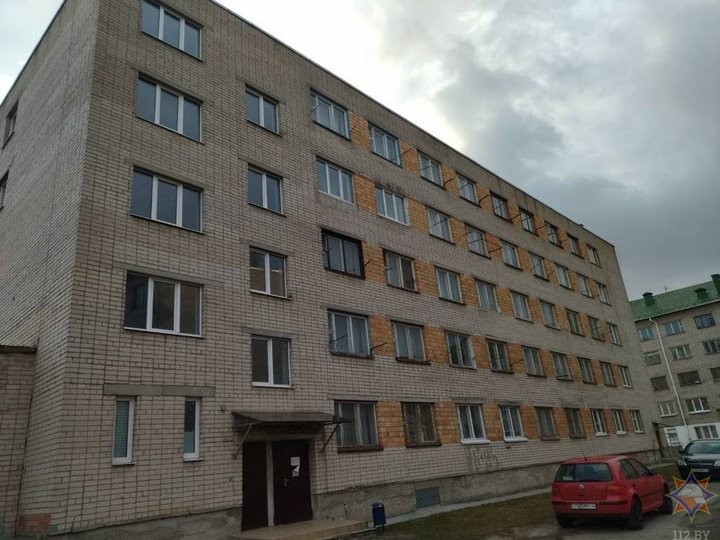 Мужчина сидел на краю крыши общежития в Пинске. Работники МЧС спасли мужчину