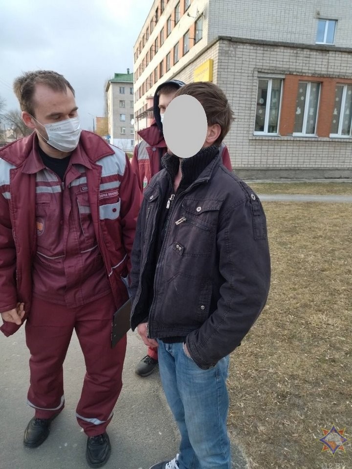 Мужчина сидел на краю крыши общежития в Пинске. Работники МЧС спасли мужчину