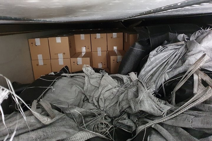 Сигареты на 2,3 миллиона евро нашли в белорусской фуре – их прятали за мешками с сажей